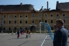 Symbolické utkání mladých fotbalistů TJ Sokol Terezín před budovou zdevastovaných Drážďanských kasáren